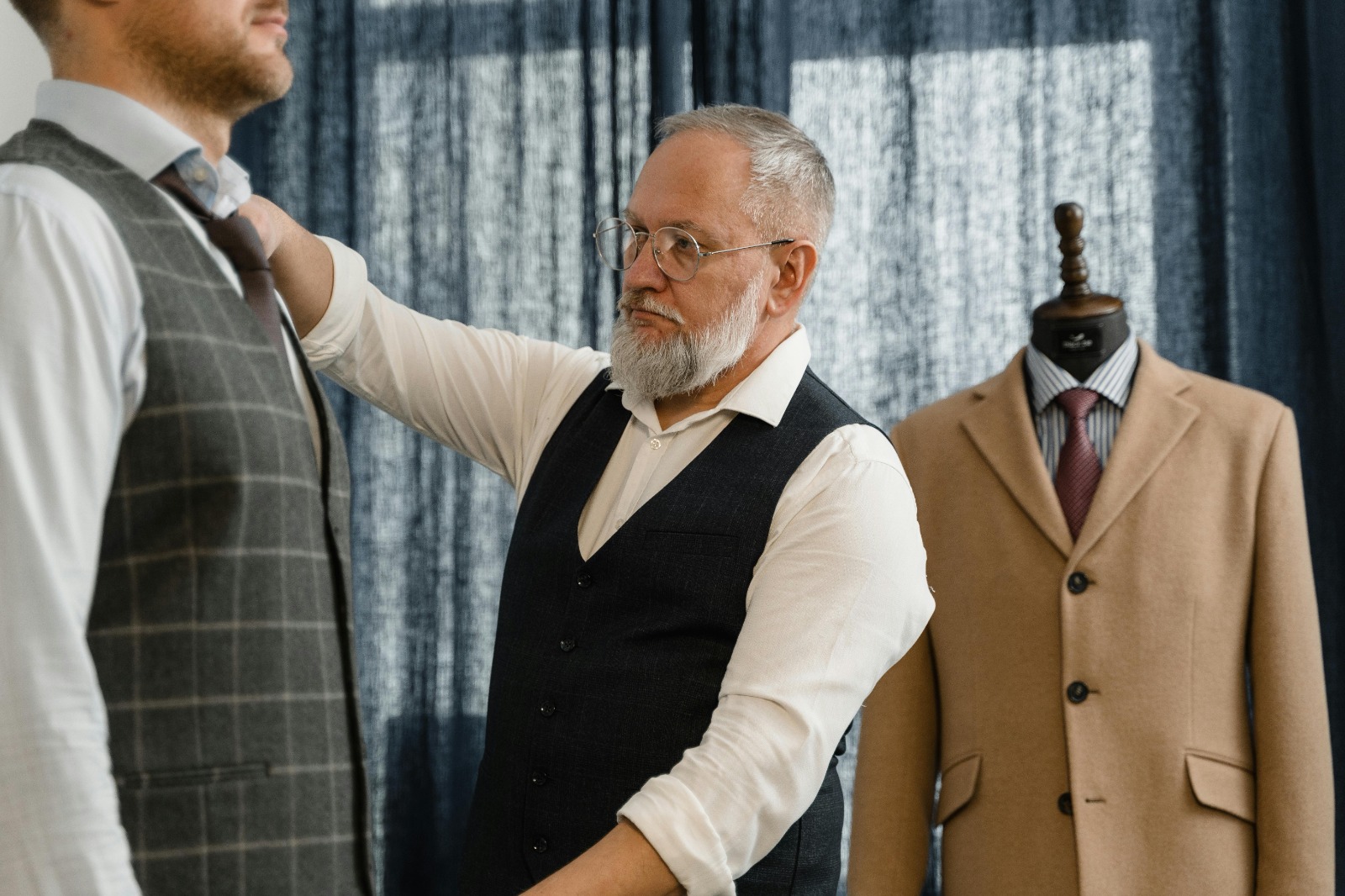 UPGRADE YOUR WARDROBE WITH CUSTOM MADE MEN’S SUITS
