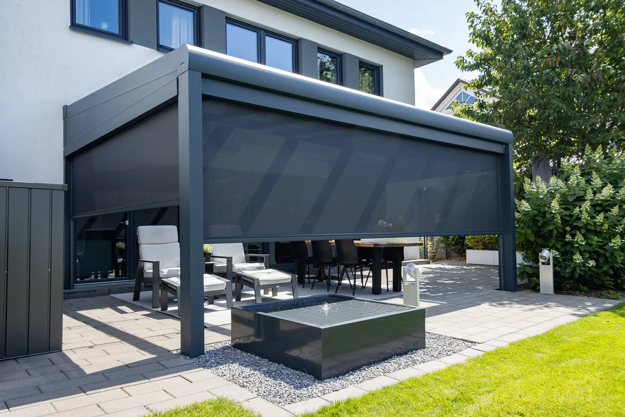 Senkrechtmarkise erhoeht den Wohnkomfort im Garten von ADA-Wintergarten