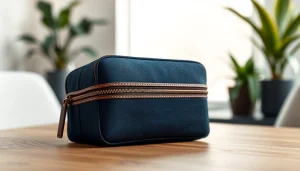 Funktionale und stilvolle abschließbare Handytasche mit einem modernen Design auf einem Tisch.